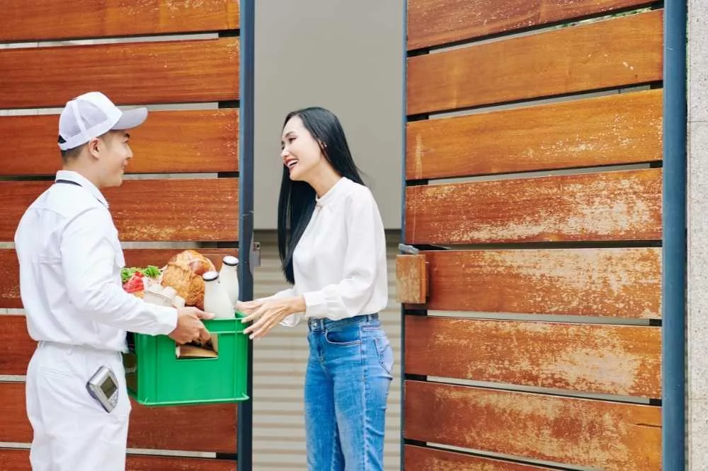 E commerce logistics process for food stores.