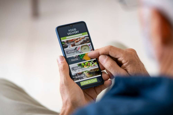 Food logistics in 2021 ordering food online.